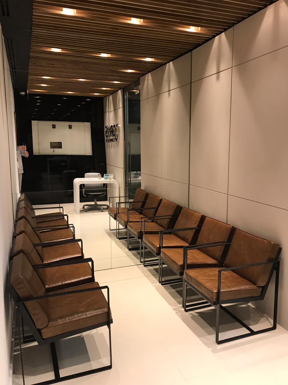 Sala Recepção da Clínica com cadeiras Hagá em couro legítimo envelhecido - M.ttisa